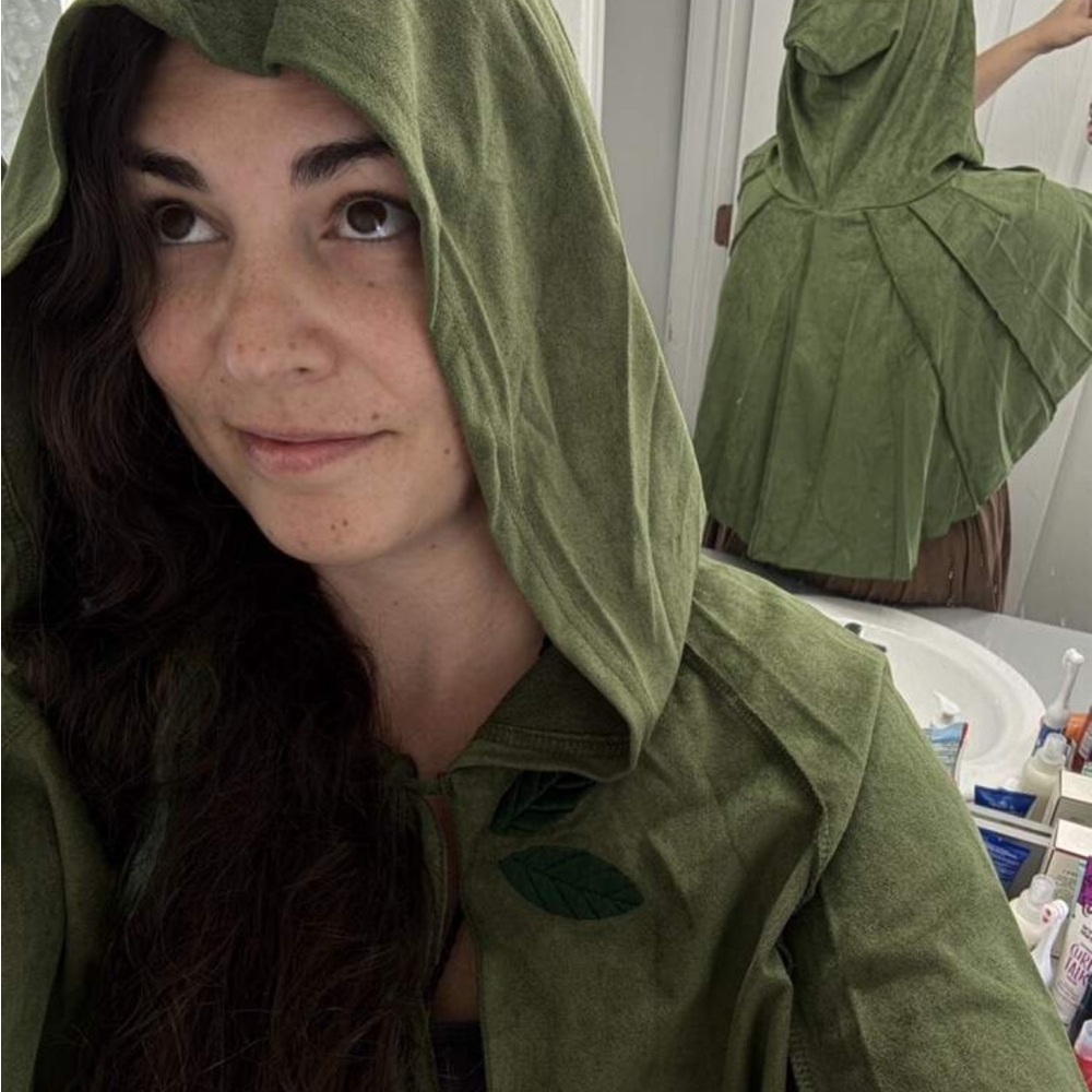 Green Hooded Cape - Picture 7 of 8